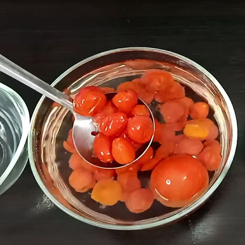 Bước 1 Sơ chế và luộc cà chua Nước ép cà chua chín