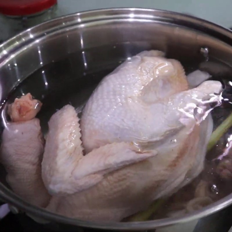 Bước 2 Sơ chế và luộc gà Gỏi gà rau nhút