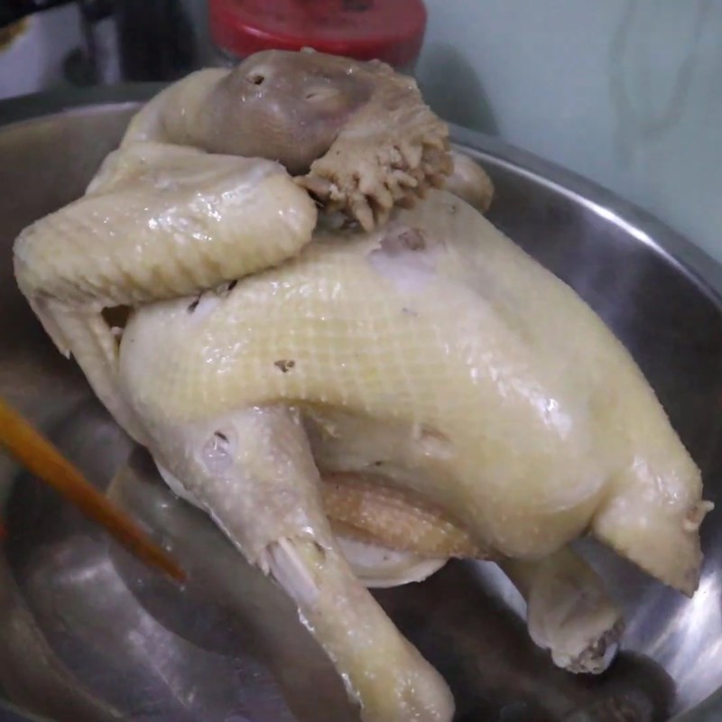 Bước 2 Sơ chế và luộc gà Gỏi gà rau nhút
