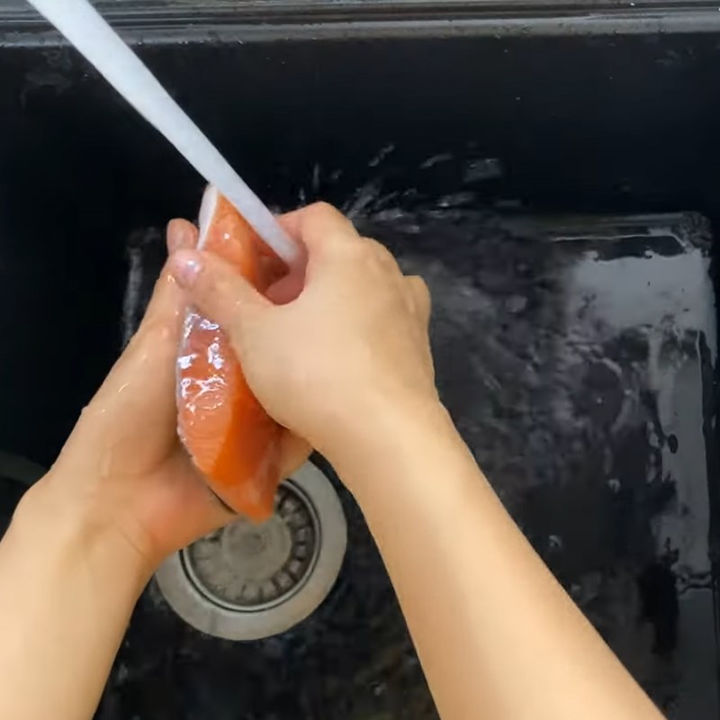 Bước 1 Sơ chế và ngâm cá hồi Ruốc cá hồi truyền thống