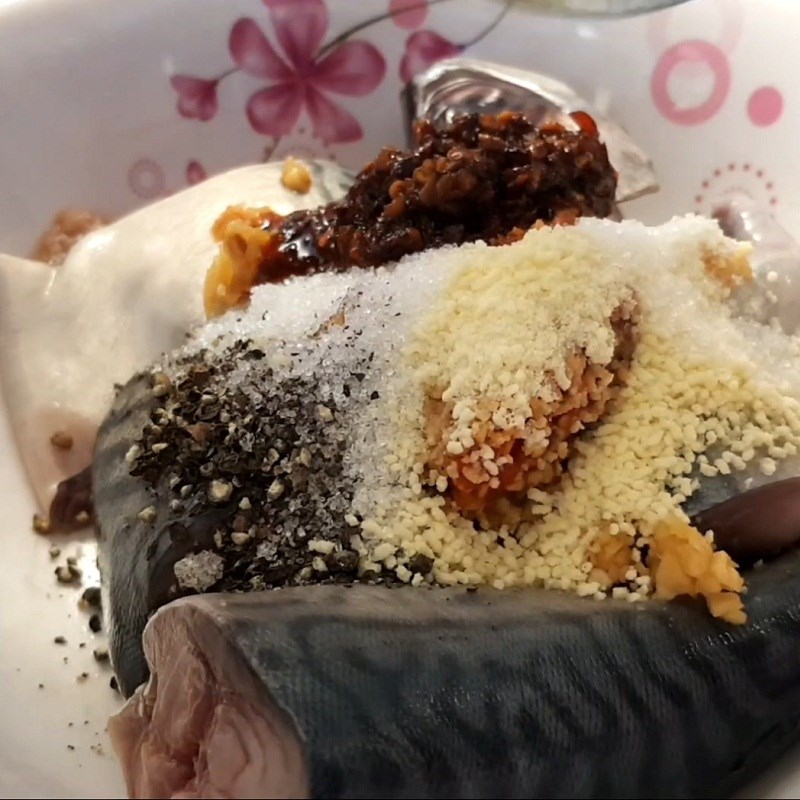 Bước 1 Sơ chế và ướp cá Cá thu Nhật kho thơm (dứa)