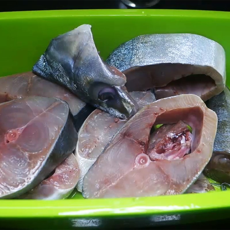 Bước 1 Sơ chế và ướp cá cam Bún cá cam