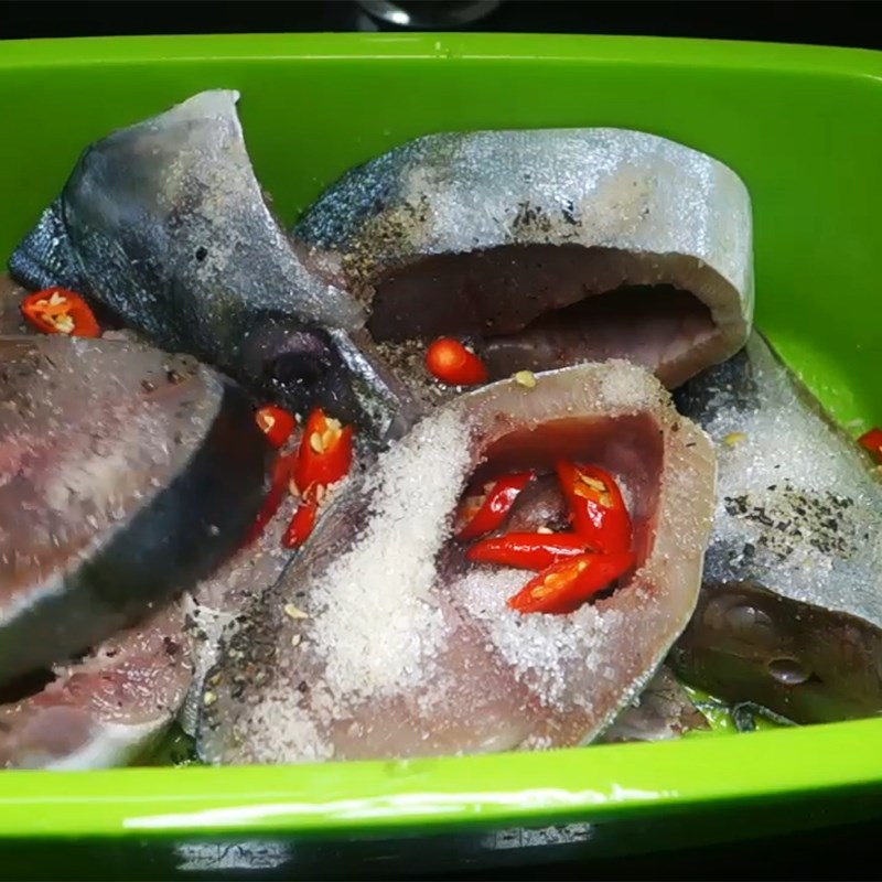 Bước 1 Sơ chế và ướp cá cam Bún cá cam