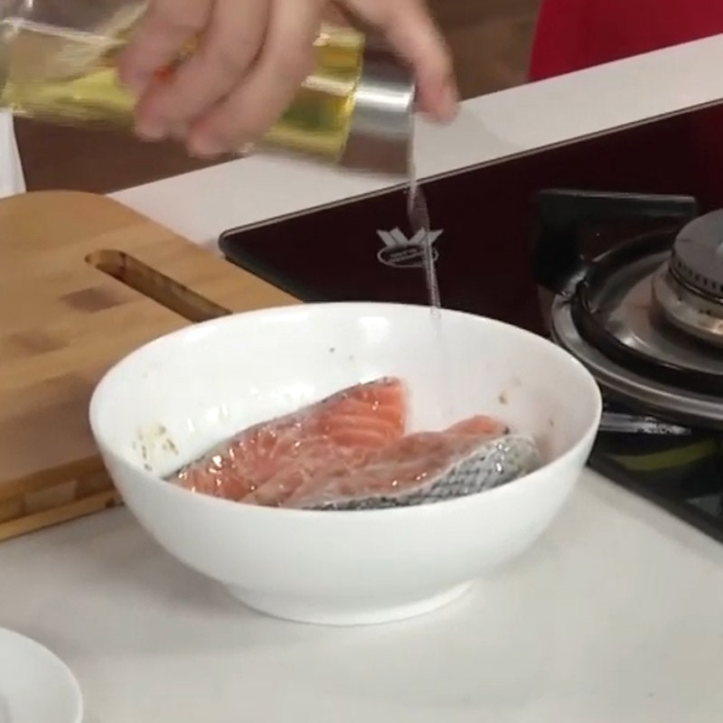 Bước 1 Sơ chế và ướp cá hồi Salad cá hồi húng quế