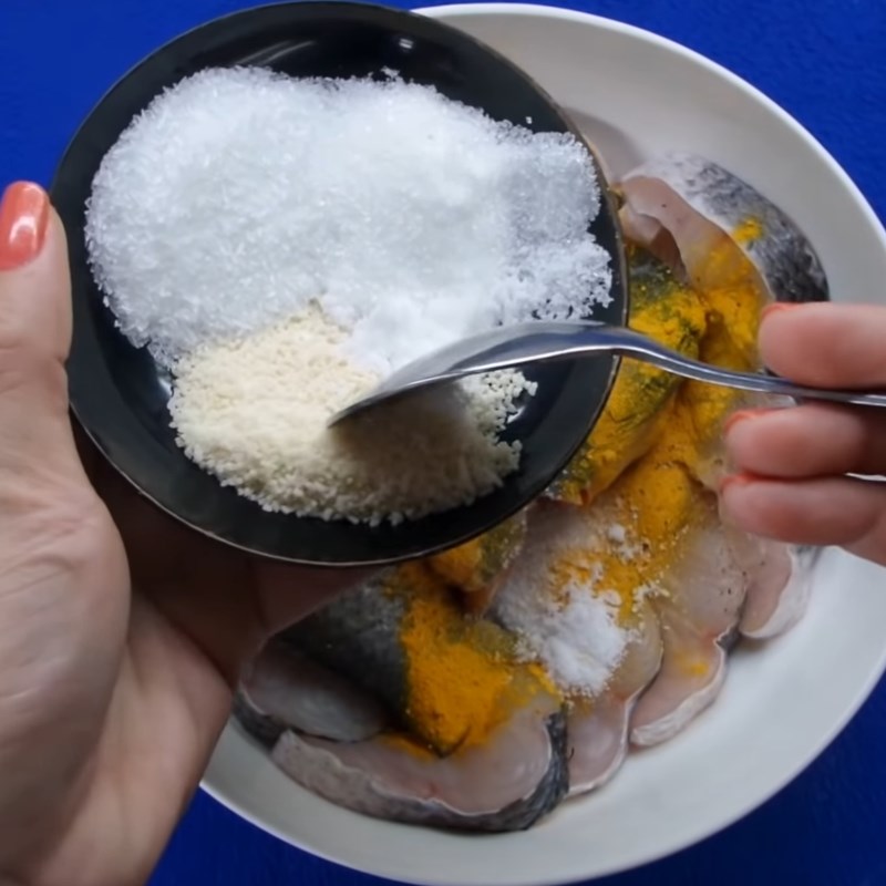 Bước 1 Sơ chế và ướp cá lóc Bún cá lóc