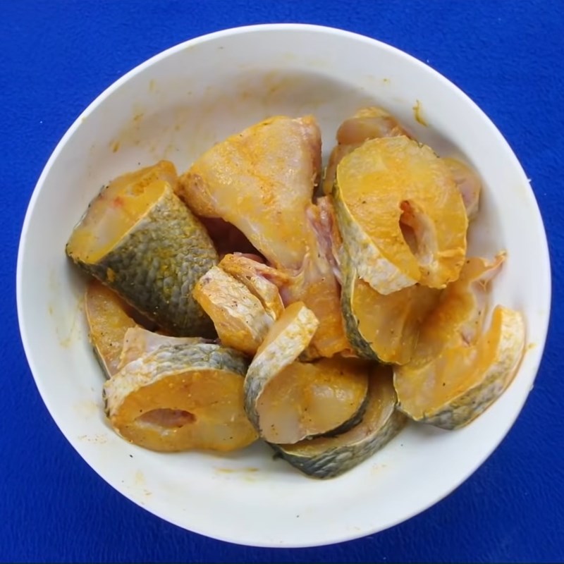 Bước 1 Sơ chế và ướp cá lóc Bún cá lóc