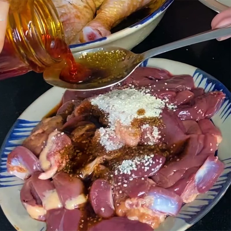 Bước 1 Sơ chế và ướp các nguyên liệu Xôi‌ ‌gà‌ ‌rôti‌ ‌trứng‌ ‌non‌