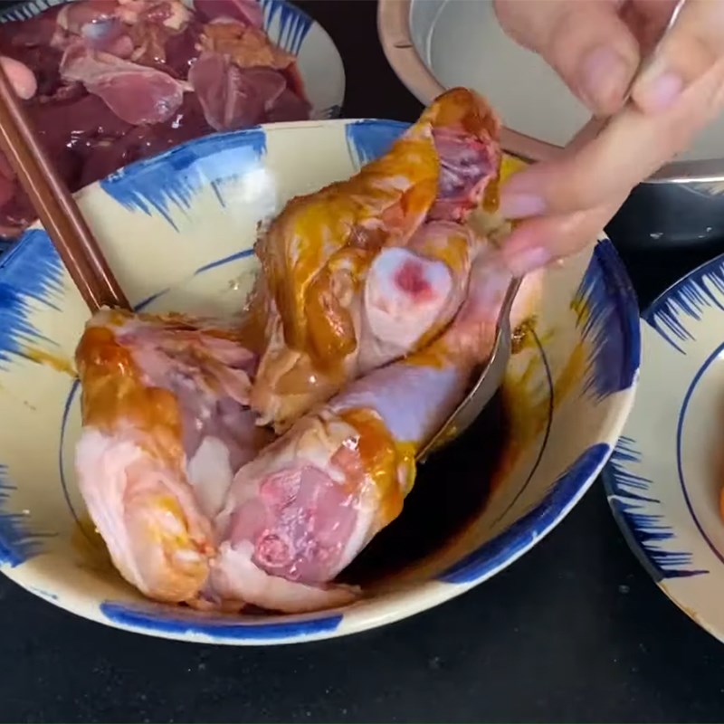 Bước 1 Sơ chế và ướp các nguyên liệu Xôi‌ ‌gà‌ ‌rôti‌ ‌trứng‌ ‌non‌