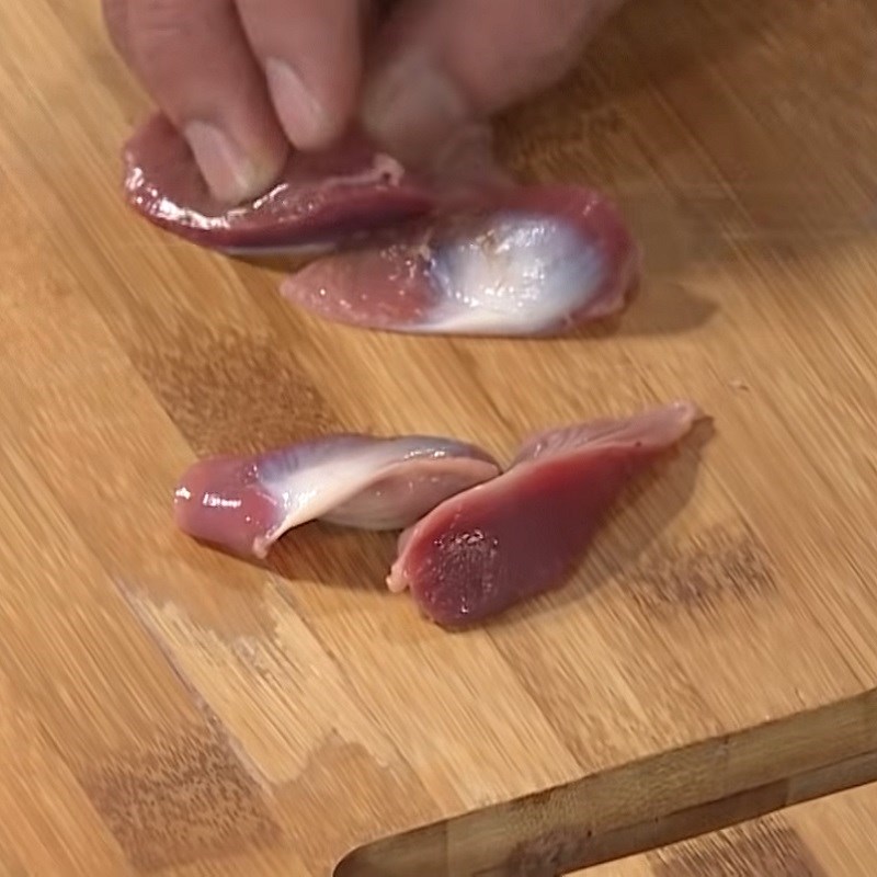 Bước 1 Sơ chế và ướp cánh gà, lòng gà Canh gà nấu Thái