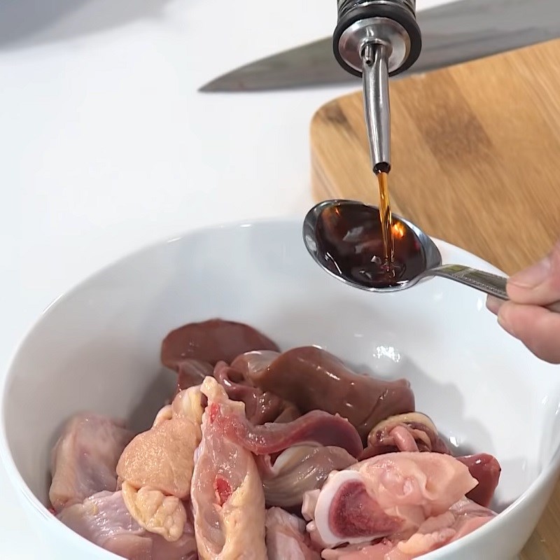 Bước 1 Sơ chế và ướp cánh gà, lòng gà Canh gà nấu Thái