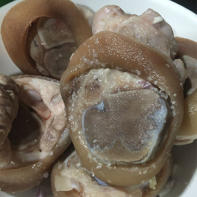 Bước 1 Sơ chế và ướp chân giò Cháo chân giò cà rốt