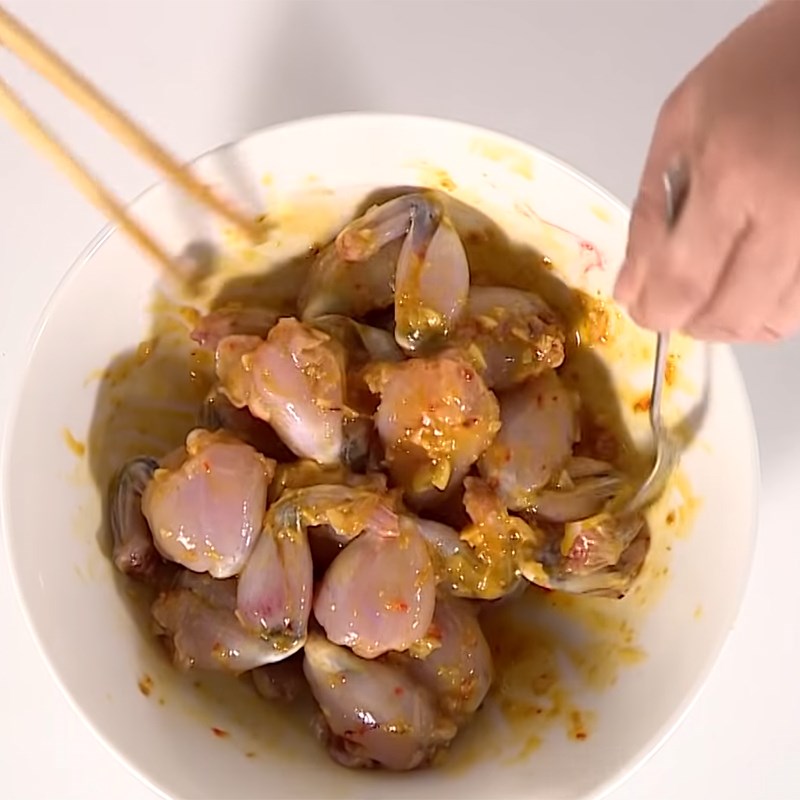 Bước 2 Sơ chế và ướp ếch Ếch nướng lá cách