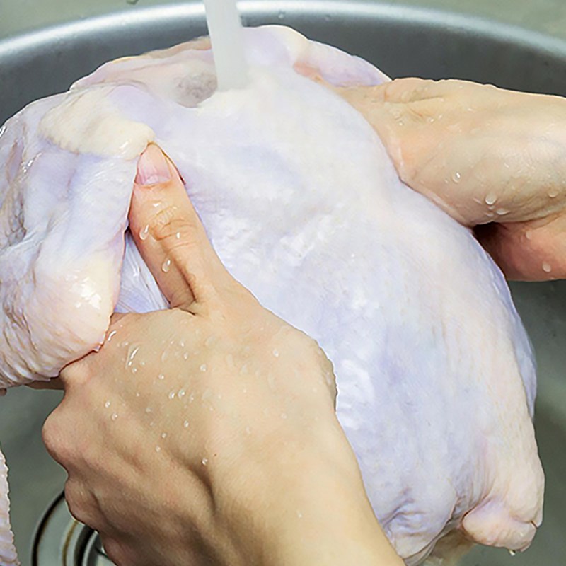 Bước 1 Sơ chế và ướp gà Canh gà nấu chua