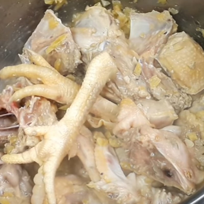 Bước 1 Sơ chế và ướp gà Canh gà nấu chua