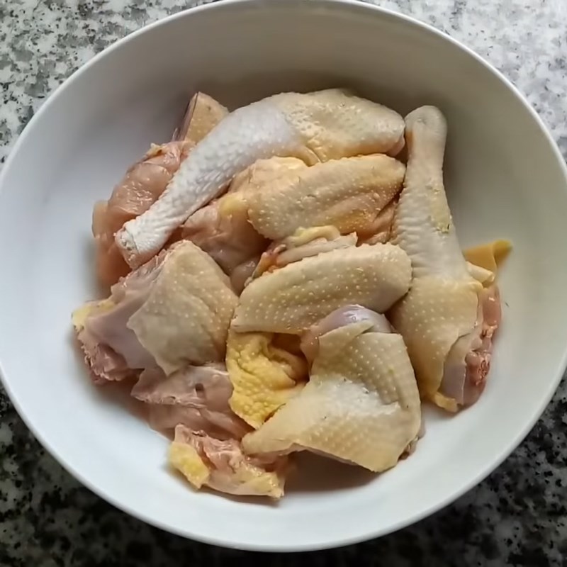 Bước 1 Sơ chế và ướp gà Bánh canh bột xắt thịt gà