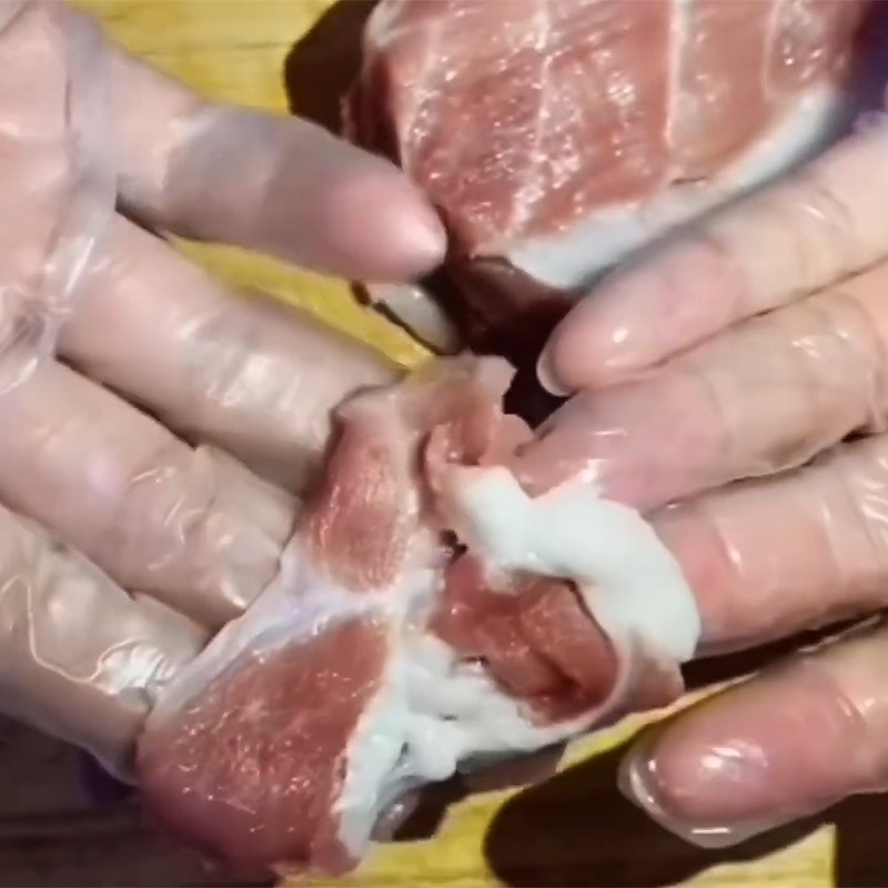 Bước 1 Sơ chế và ướp thịt Bún thịt nướng chả giò