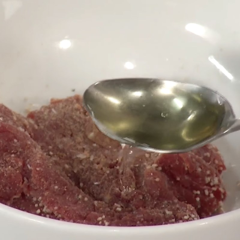 Bước 1 Sơ chế và ướp thịt bò Salad thịt bò rau đắng
