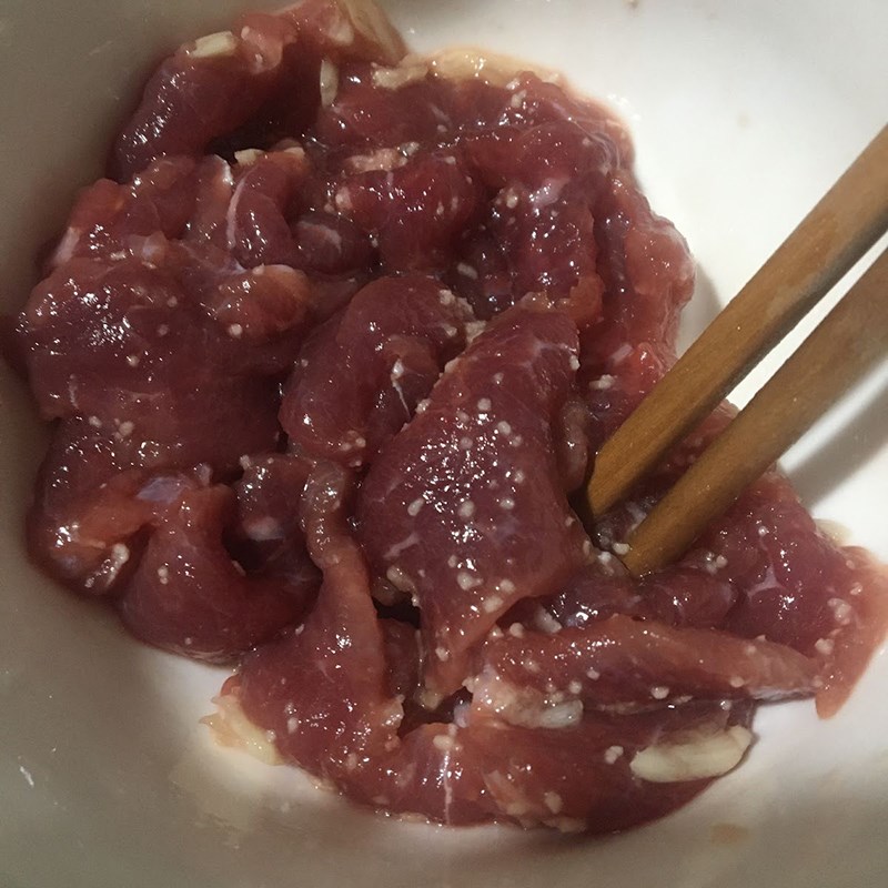 Bước 1 Sơ chế và ướp thịt bò Mướp xào thịt bò