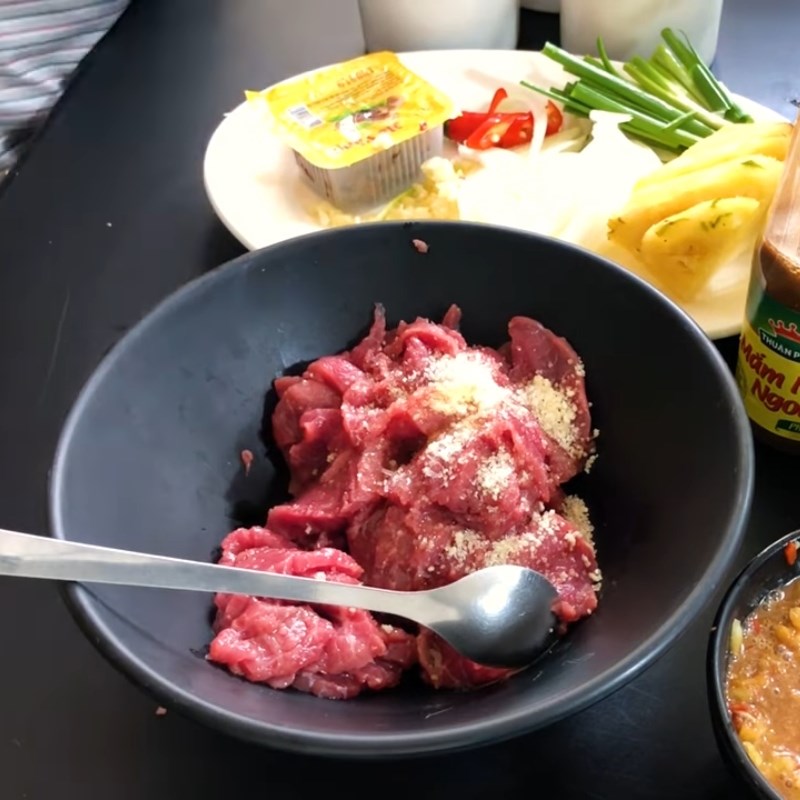 Bước 3 Sơ chế và ướp thịt bò Bò nhúng me