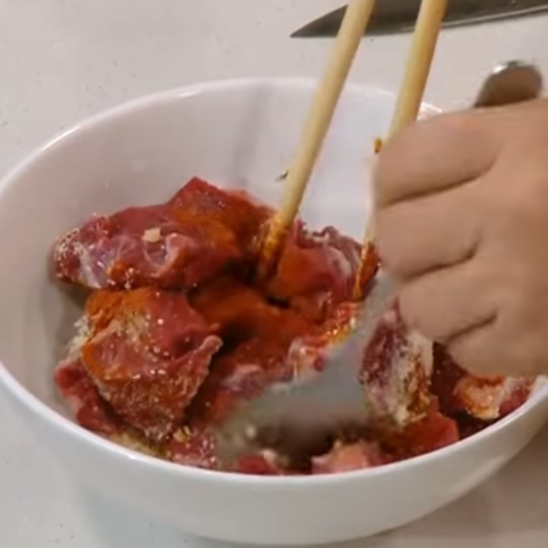 Bước 1 Sơ chế và ướp thịt bò Lẩu bò sa tế