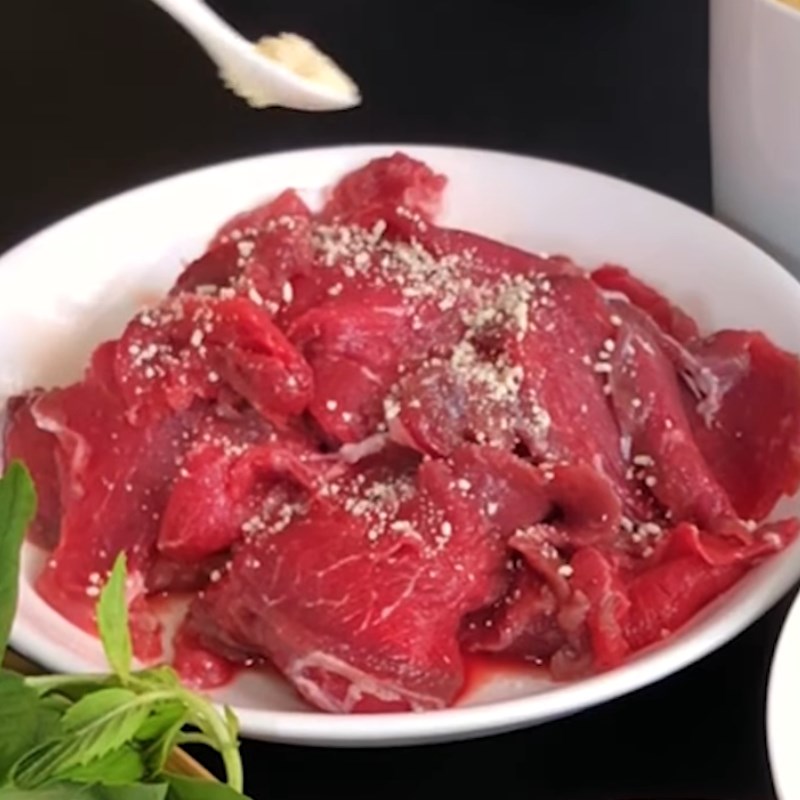 Bước 1 Sơ chế và ướp thịt bò Lẩu bò nhúng mẻ