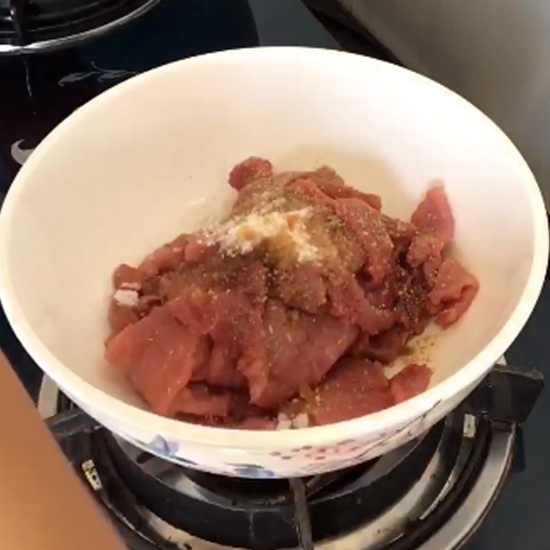 Bước 1 Sơ chế và ướp thịt bò Thịt bò xào tỏi