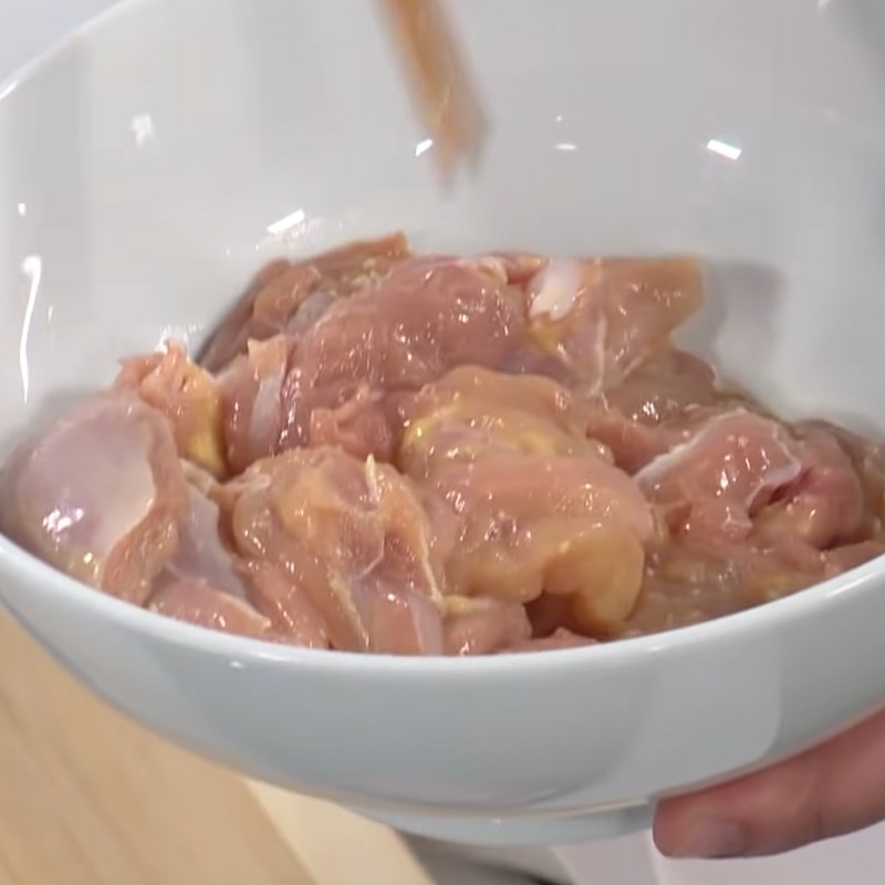 Bước 2 Sơ chế và ướp thịt gà Salad bí đỏ thịt gà nướng