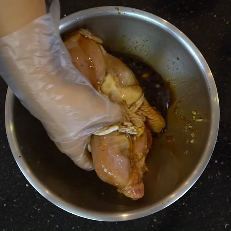 Bước 1 Sơ chế và ướp thịt gà Xôi gà rôti