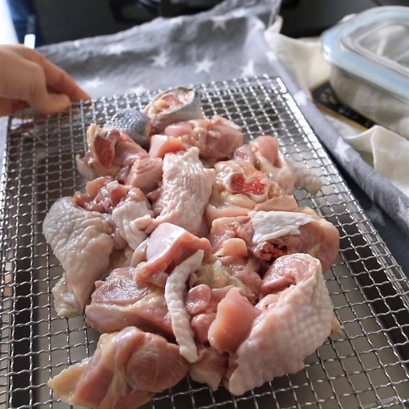 Bước 1 Sơ chế và ướp thịt gà Mì gà nấm