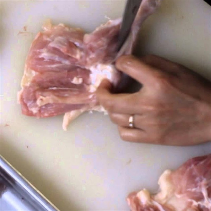 Bước 1 Sơ chế và ướp thịt gà Canh gà khổ qua
