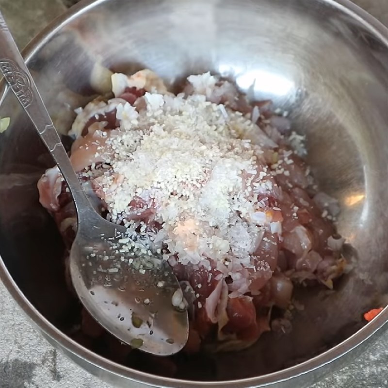 Bước 1 Sơ chế và ướp thịt gà Canh gà khổ qua