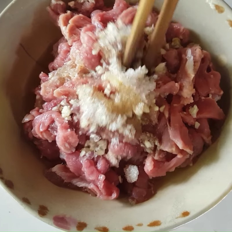 Bước 2 Sơ chế và ướp thịt trâu Thịt trâu xào rau ngổ