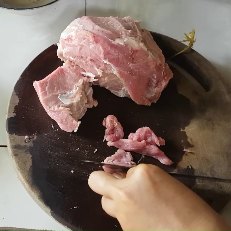 Bước 2 Sơ chế và ướp thịt trâu Thịt trâu xào rau ngổ