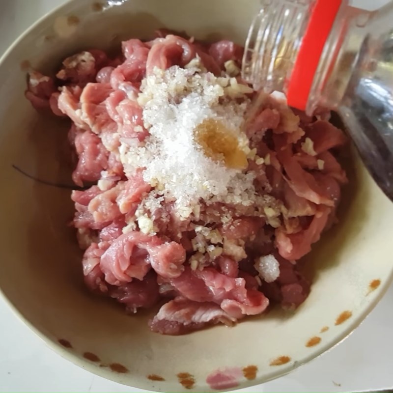 Bước 2 Sơ chế và ướp thịt trâu Thịt trâu xào rau ngổ