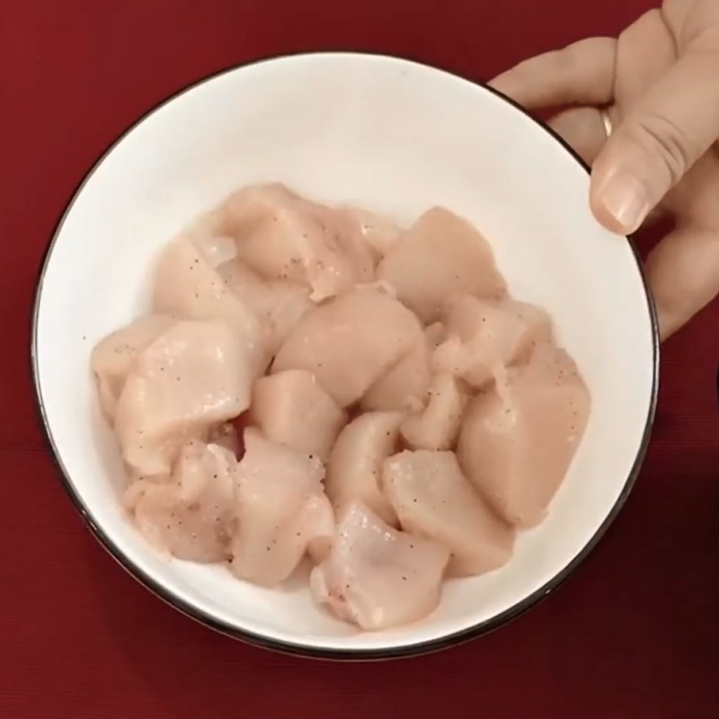 Bước 1 Sơ chế và ướp ức gà Salad gà hạt óc chó