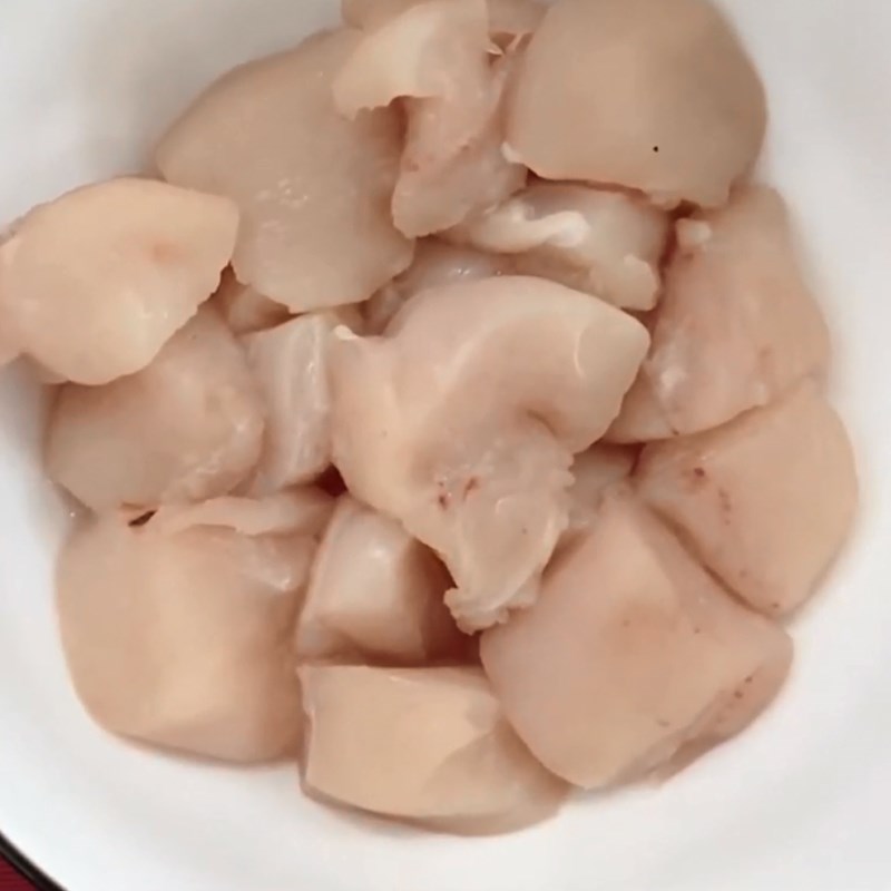 Bước 1 Sơ chế và ướp ức gà Salad gà hạt óc chó