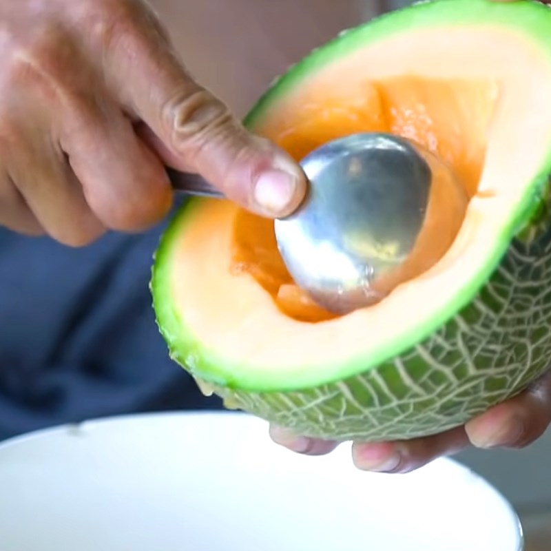 Bước 1 Sơ chế và xay nhuyễn dưa lưới Thạch dưa lưới