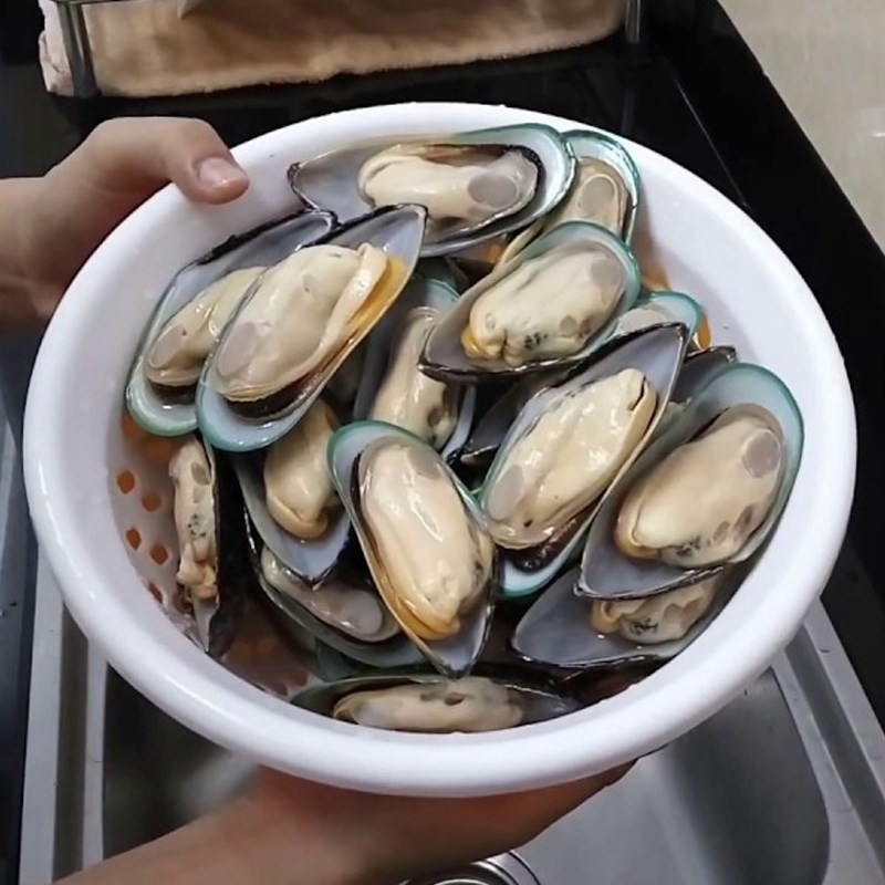Bước 1 Sơ chế vẹm Vẹm xanh nướng bơ ngò tây