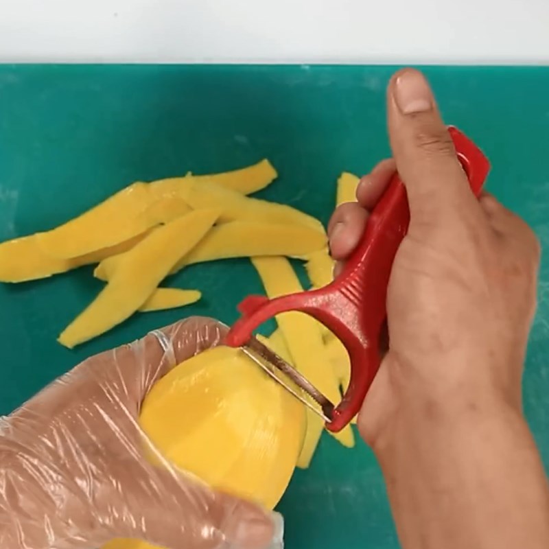 Bước 2 Sơ chế xoài Chè xoài nếp cẩm