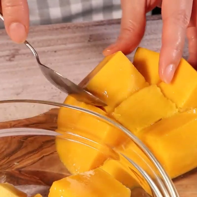 Bước 2 Sơ chế và xay nhuyễn xoài Bingsu xoài