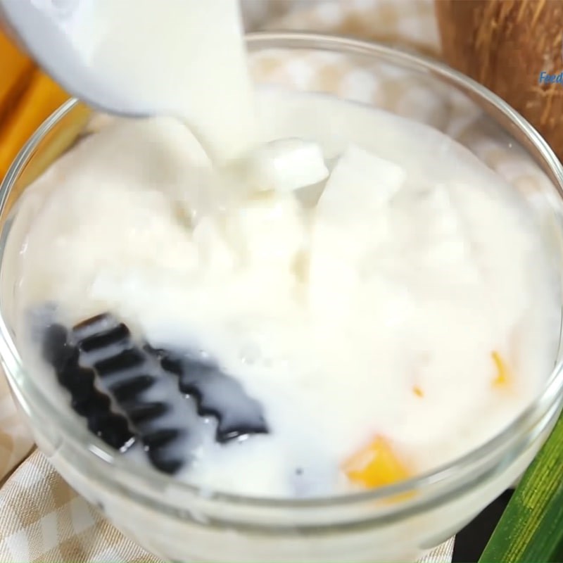 Bước 4 Cắt xoài, sương sáo và hoàn thành Chè xoài trân châu