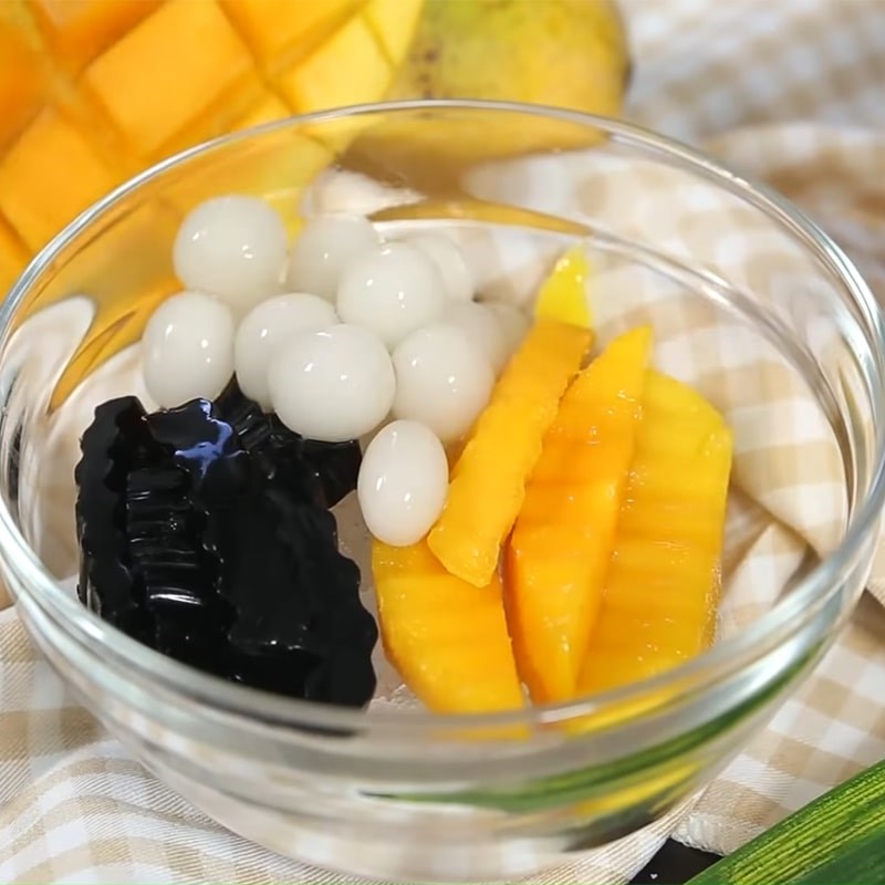 Bước 4 Cắt xoài, sương sáo và hoàn thành Chè xoài trân châu