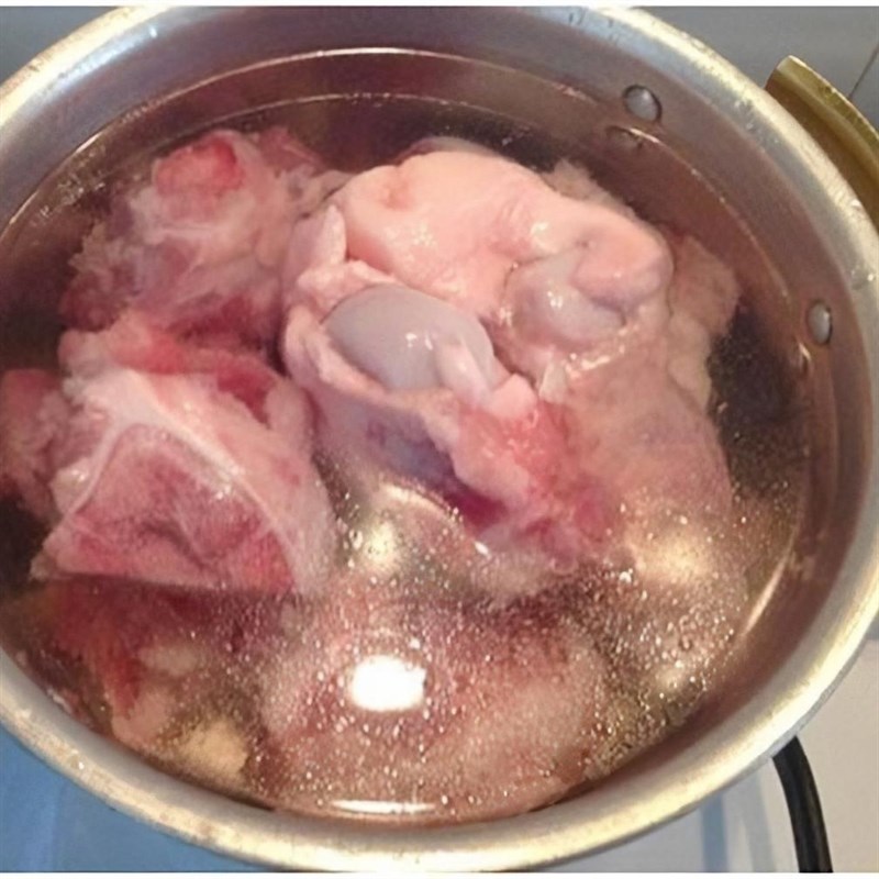 Bước 1 Sơ chế xương heo và chân gà Nui xương heo chân gà