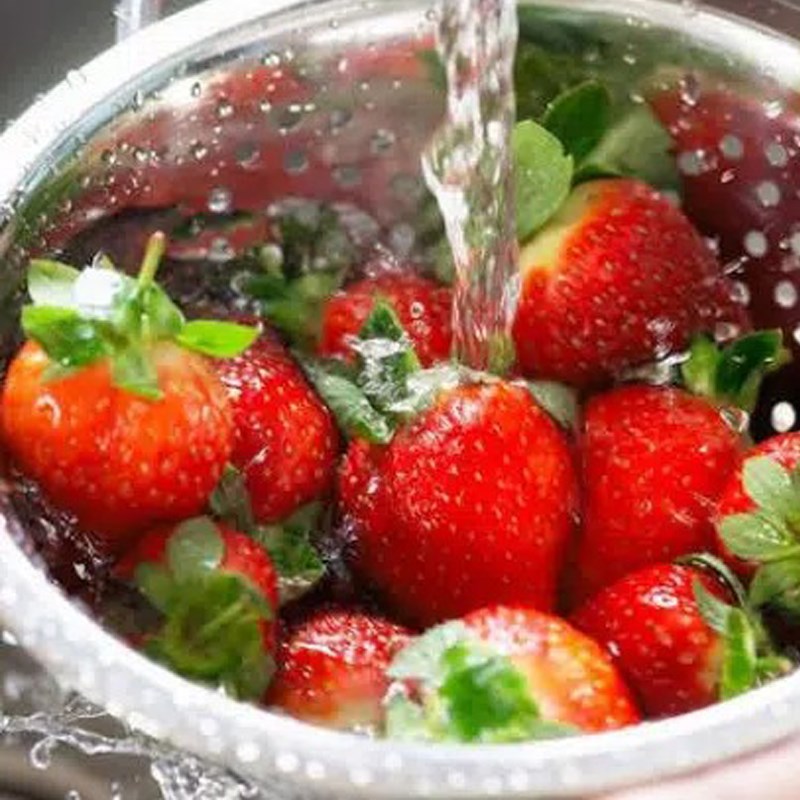 Bước 2 Sơ chế dâu tây Pudding sữa chua dâu tây