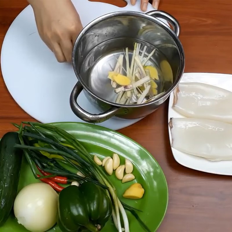 Bước 1 Sơ chế nguyên liệu Salad mực Hàn Quốc