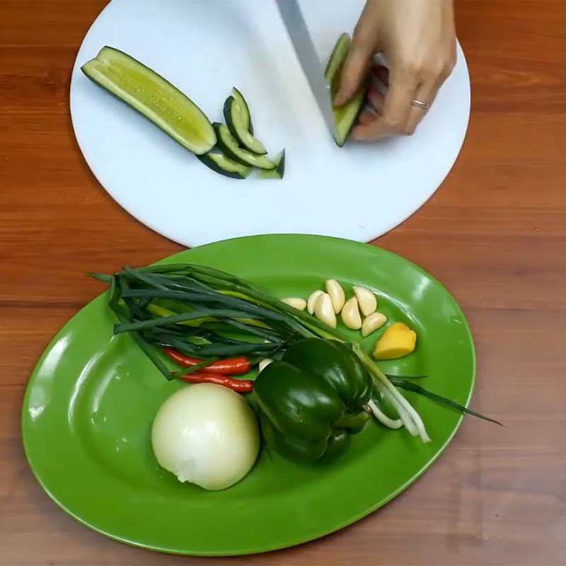 Bước 1 Sơ chế nguyên liệu Salad mực Hàn Quốc