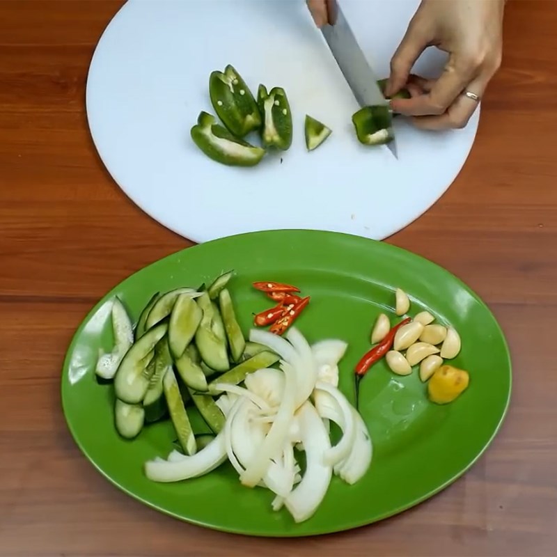 Bước 1 Sơ chế nguyên liệu Salad mực Hàn Quốc