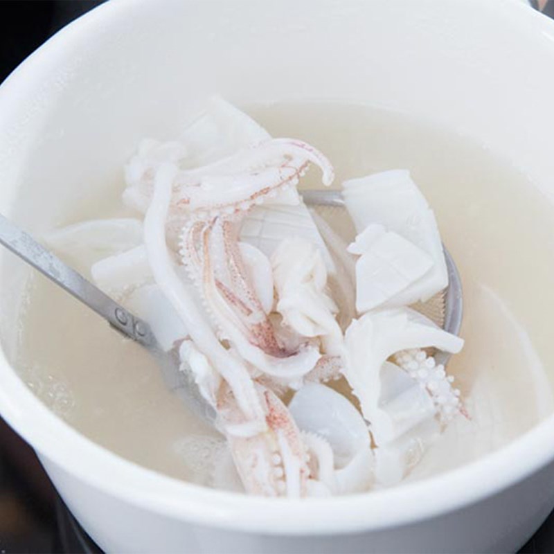 Bước 1 Sơ chế và luộc mực Salad mực kiểu Thái