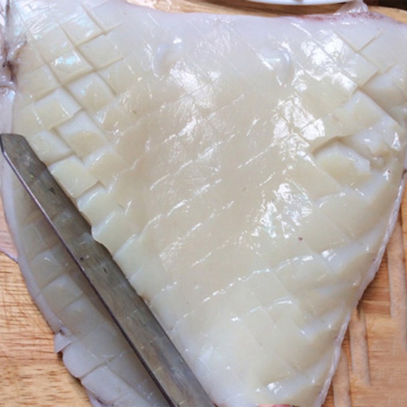 Bước 1 Sơ chế và luộc mực Salad mực kiểu Thái
