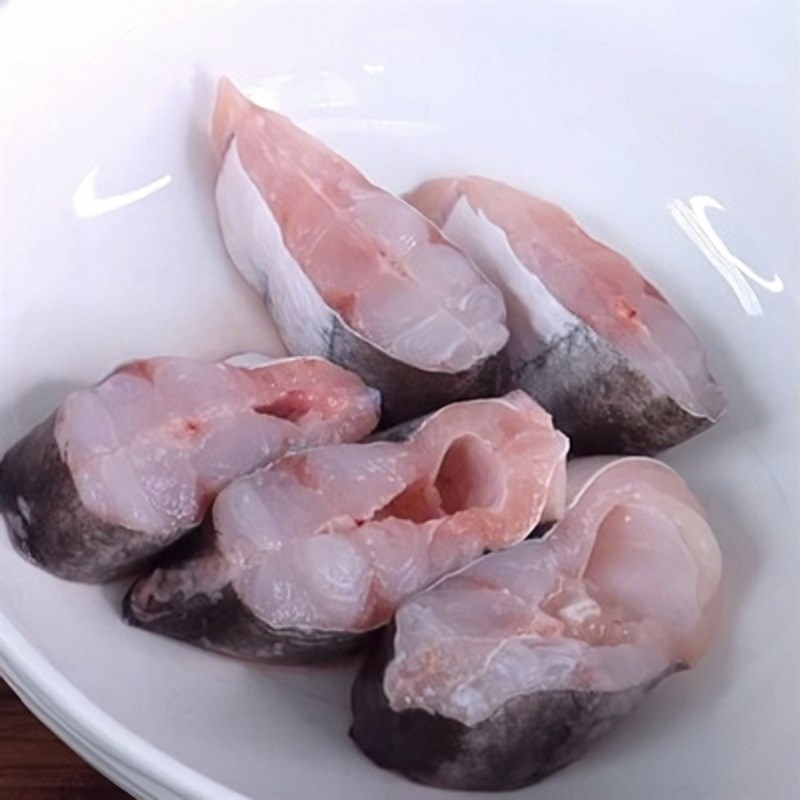 Bước 2 Sơ chế và ướp cá Canh chua lá giang